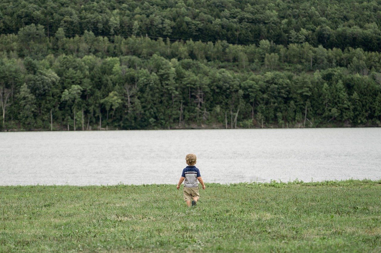 “The Adventures of Huckleberry Finn” and the Power of Laughter (image credits: pixabay)