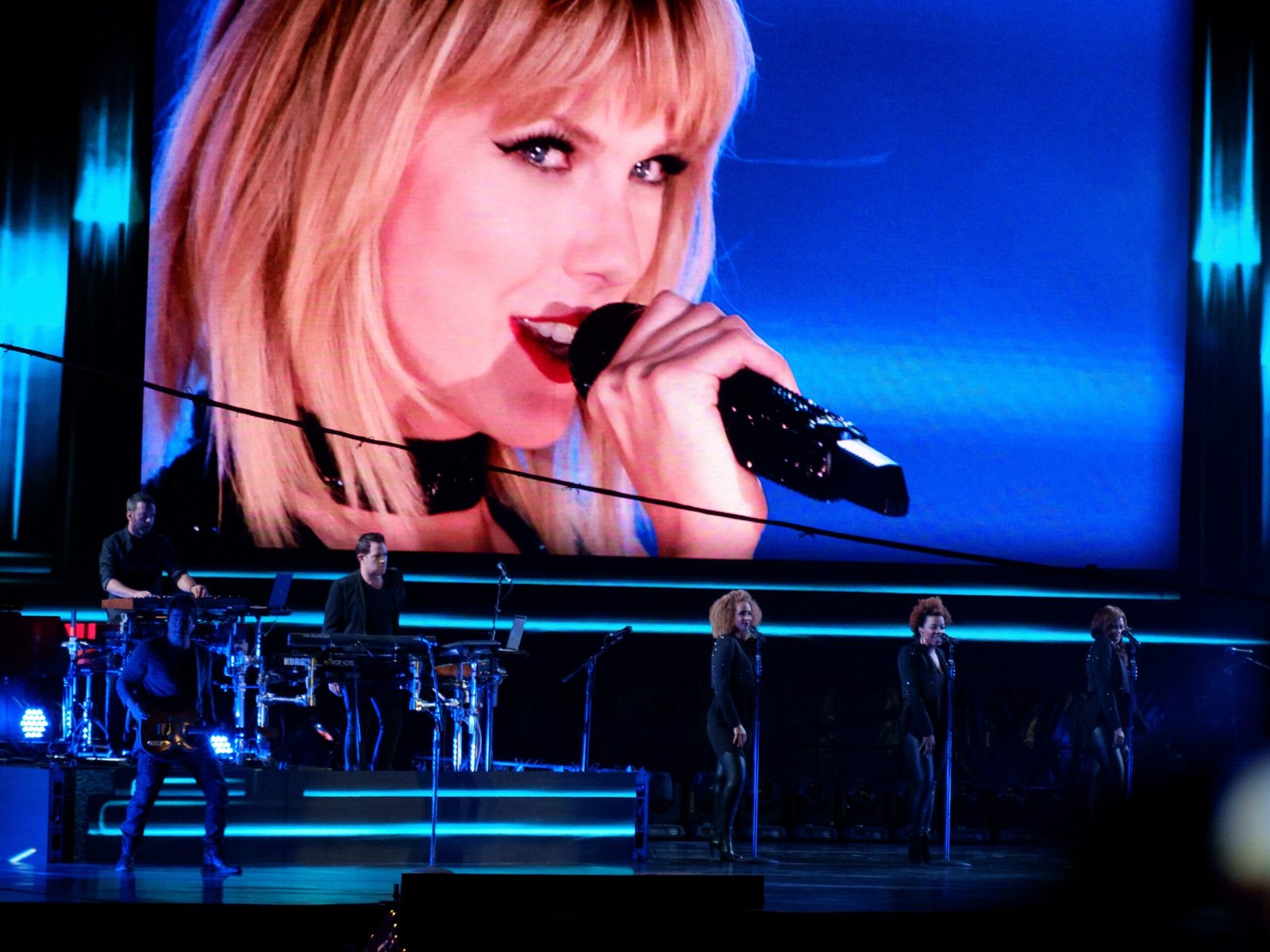 Taylor Swift & Modern Pop Favorites: Contemporary Captions (image credits: wikimedia)