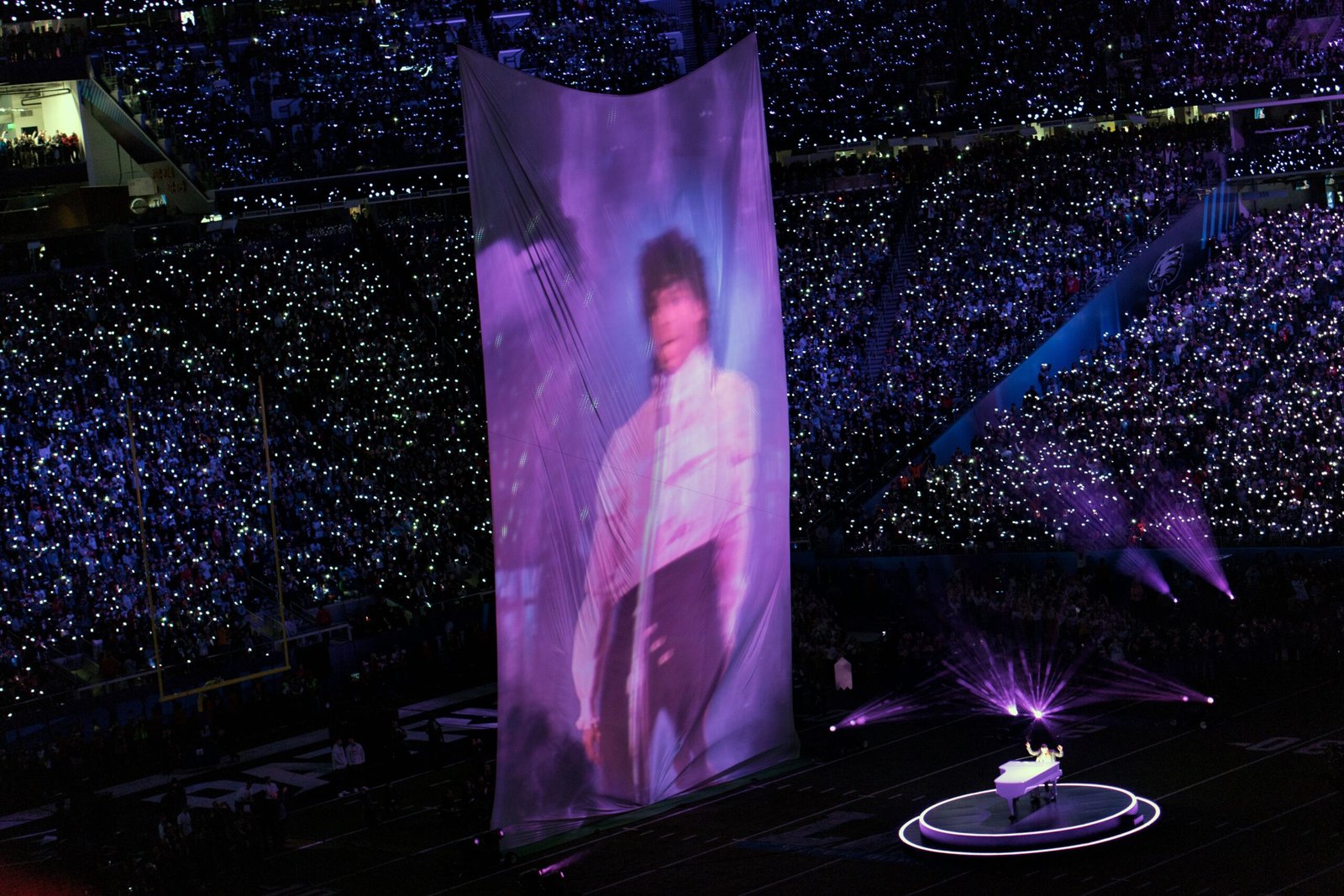 Prince’s Electrifying Super Bowl Halftime Show (2007) (image credits: wikimedia)