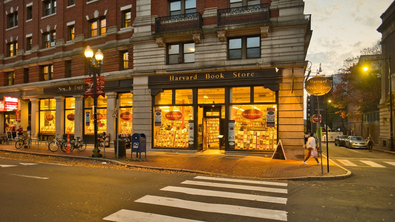 Harvard Book Store, Cambridge (image credits: wikimedia)