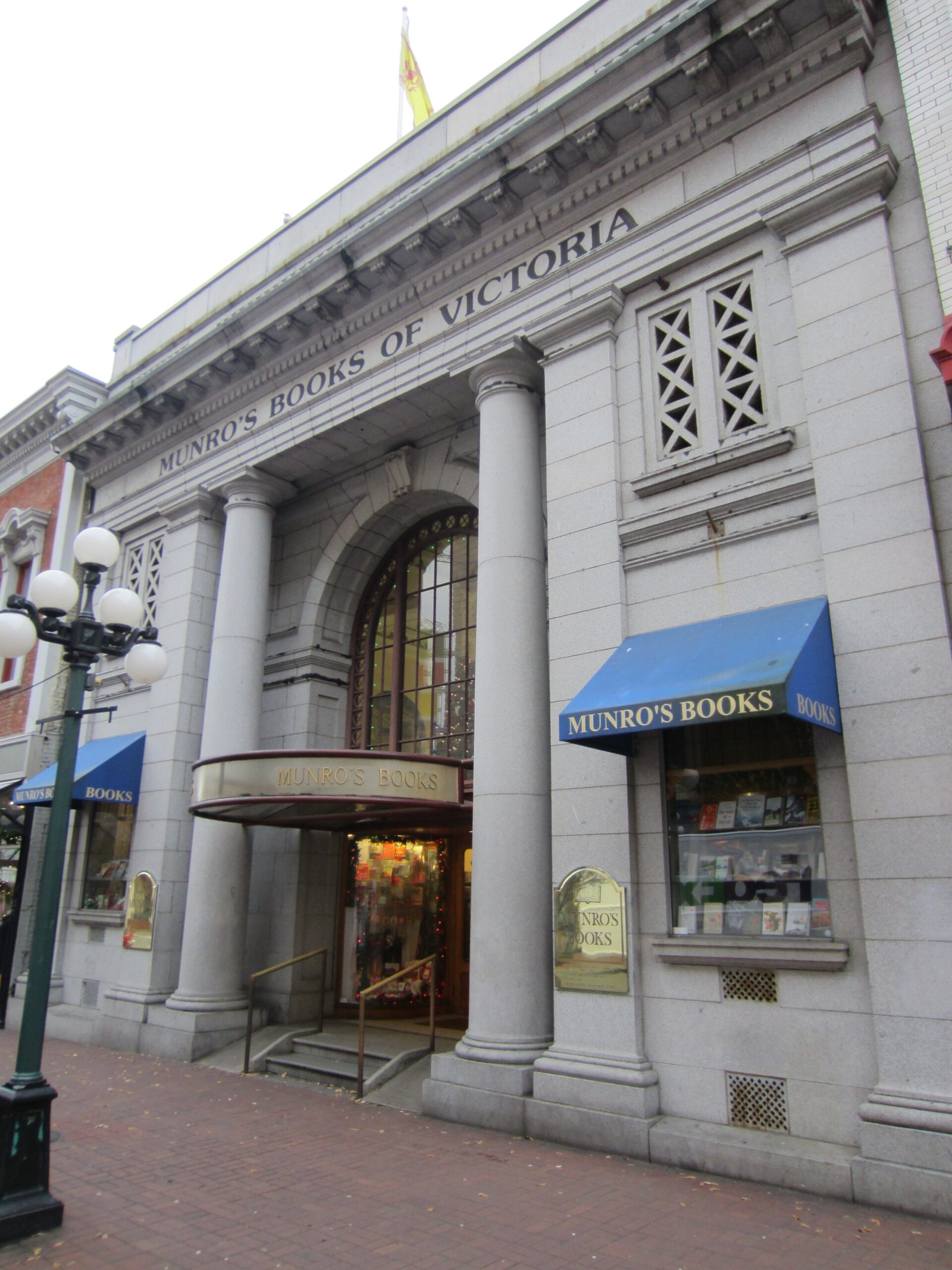 Munro’s Books, Victoria (Bonus: Just Across the Border) (image credits: wikimedia)