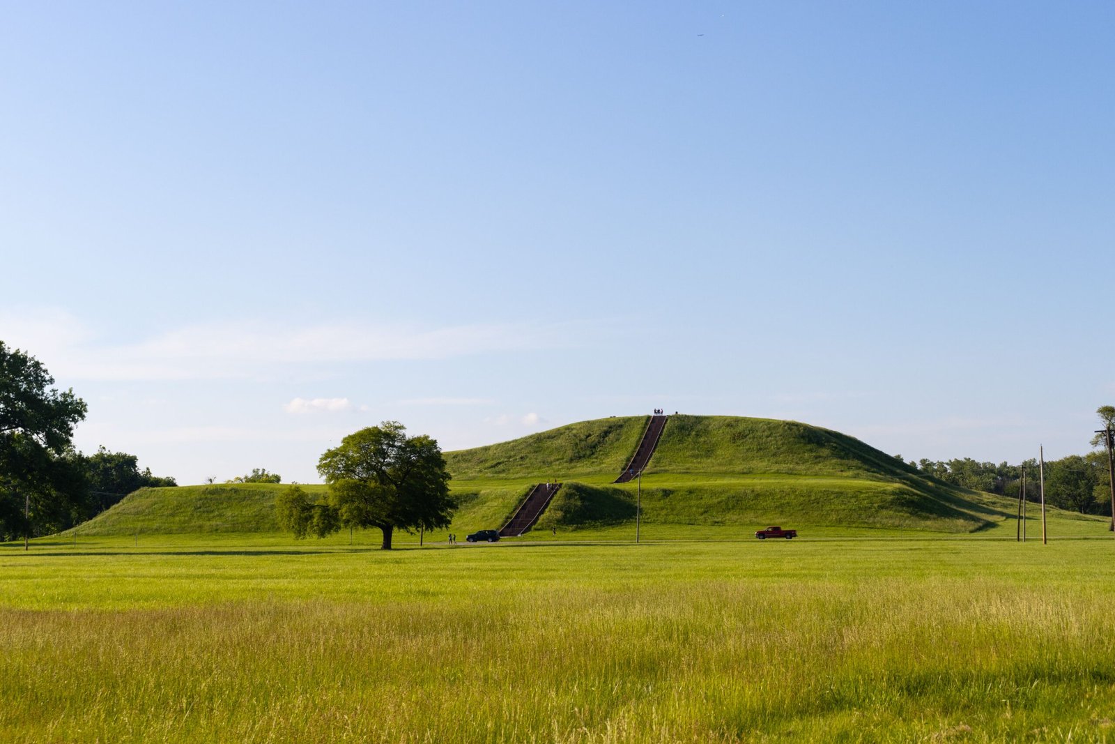 Ghosts Beneath the Prairie: Cahokia’s Mysterious Collapse (image credits: wikimedia)