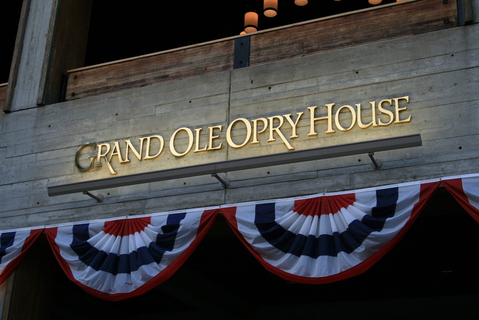 Grand Ole Opry: The Heartbeat of Country Music (image credits: wikimedia)