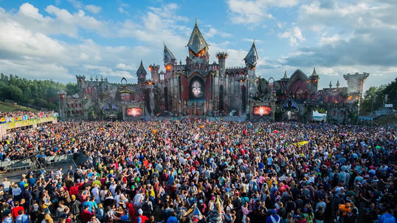 Which Festival Crowd Loves to Dress Up Like It’s Halloween in Summer? (image credits: wikimedia)