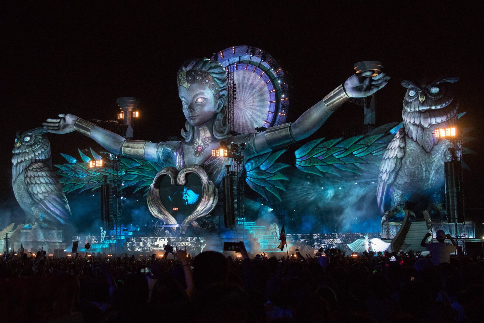 Which Festival Crowd Glows with Neon Paint Under the Stars? (image credits: wikimedia)