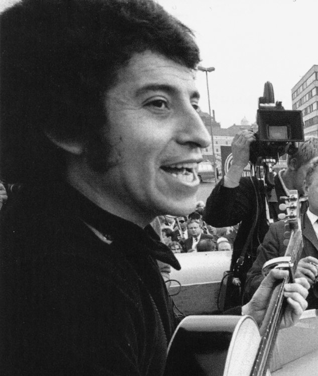 Victor Jara – “Manifiesto” (1974) (image credits: wikimedia)