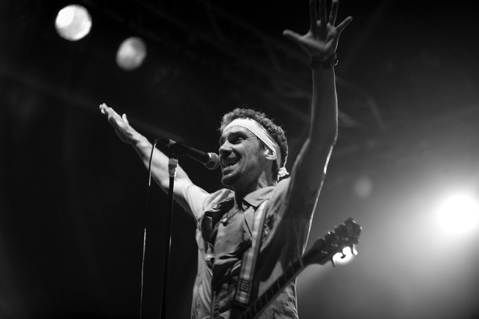 Manu Chao – “Clandestino” (1998) (image credits: wikimedia)