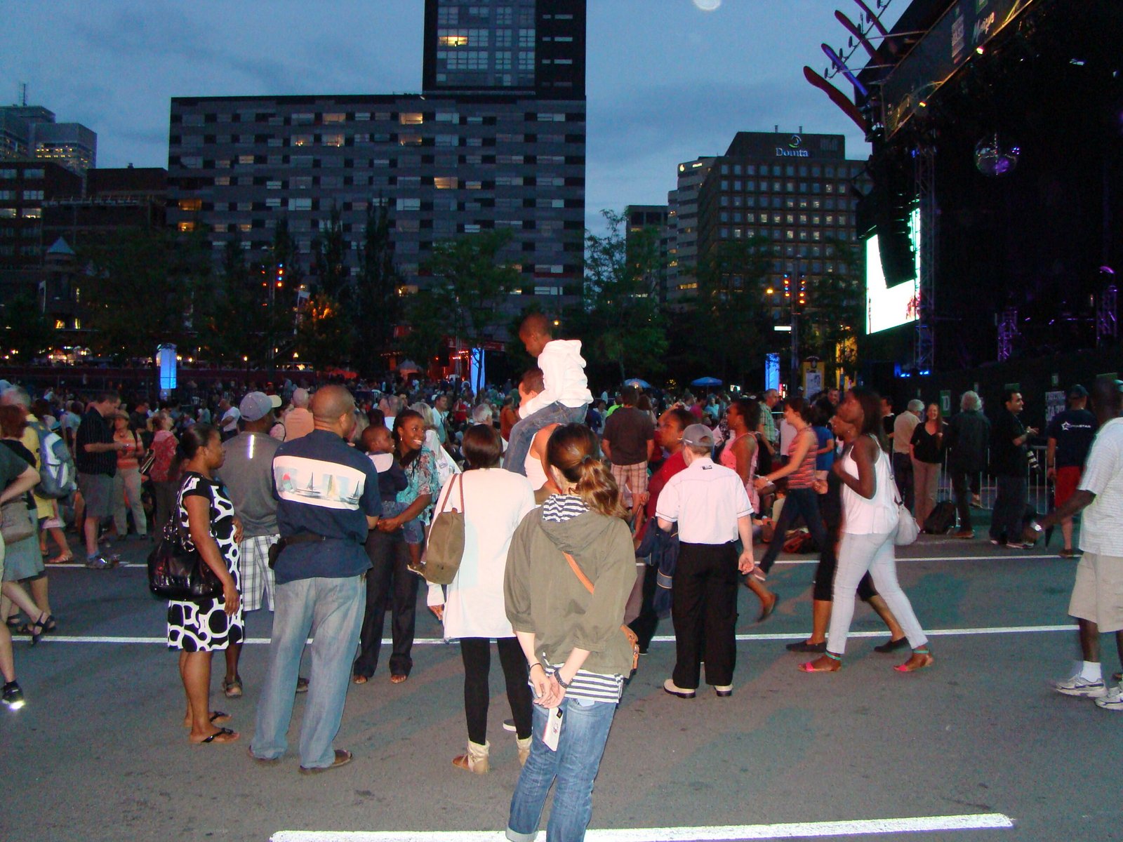 Montreal's Jazz Festival Floods the Streets (image credits: wikimedia)