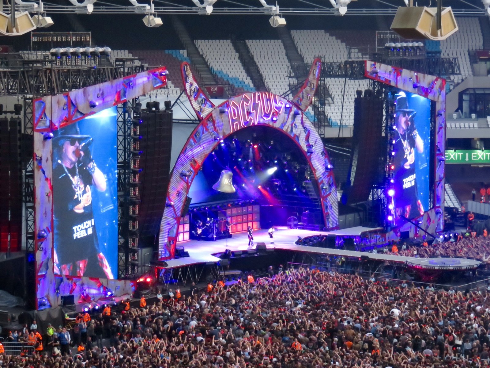 AC/DC – Back in Black: Hard Rock’s Thunderous Comeback (image credits: wikimedia)