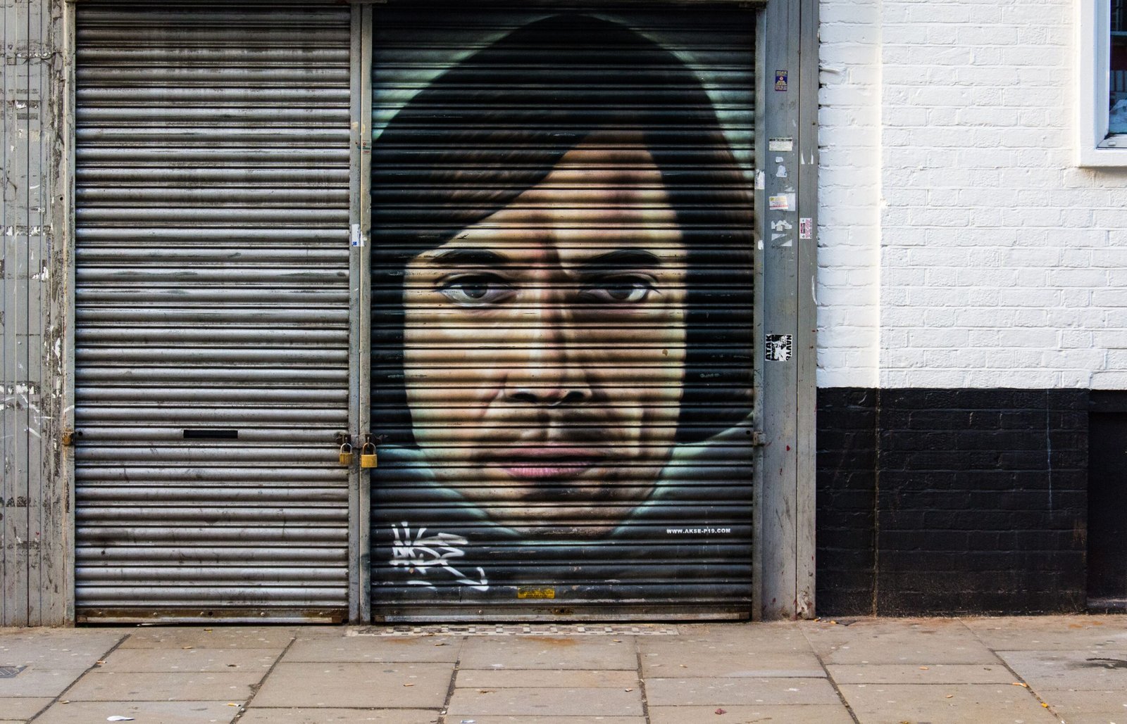 Anton Chigurh - The Unstoppable Force of Fate (image credits: wikimedia)