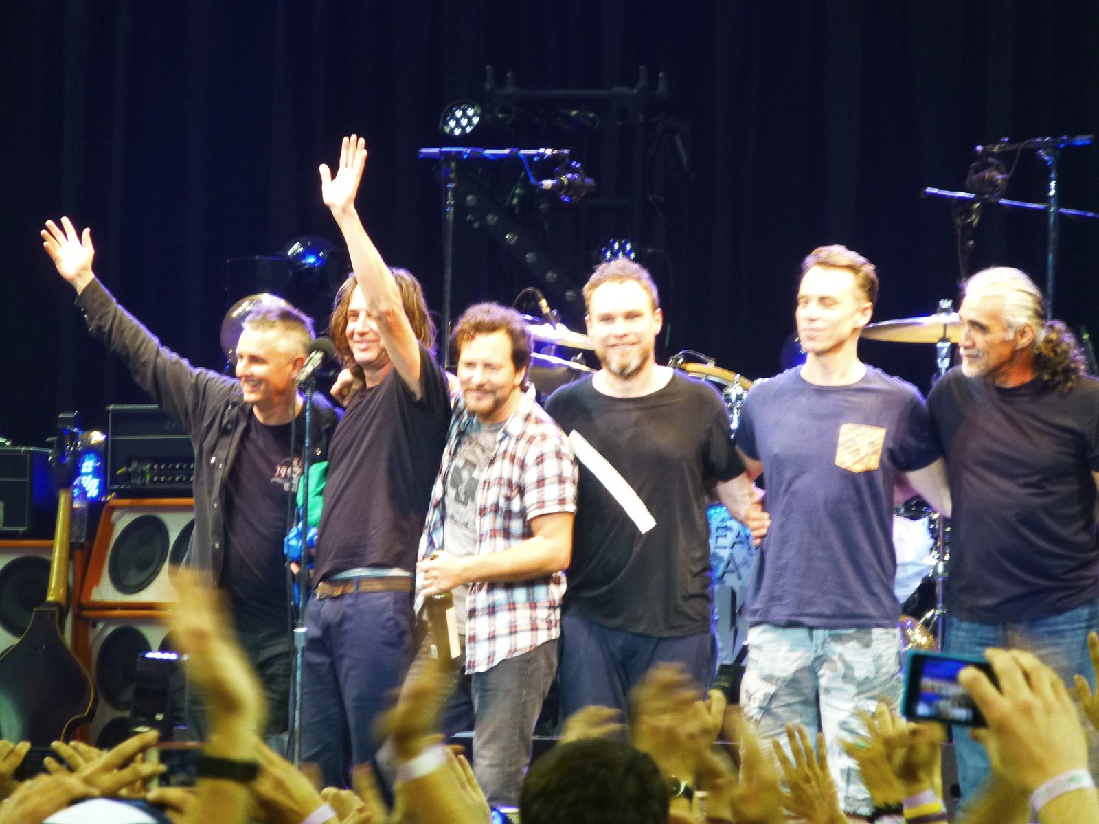 Pearl Jam: Survival and Integrity in the Grunge Era (image credits: wikimedia)
