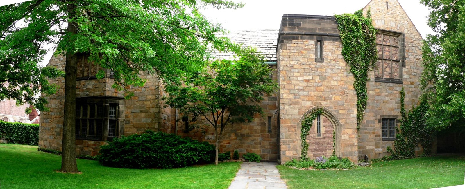 Wolf’s Head Society at Yale University (image credits: wikimedia)