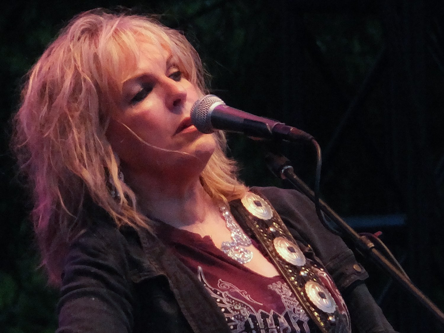 Lucinda Williams – Car Wheels on a Gravel Road (1998) (image credits: wikimedia)
