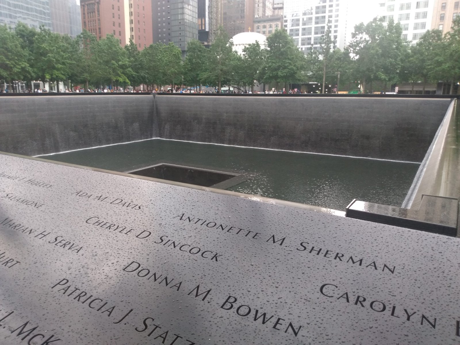 9/11 Memorial: Twin Pools of Memory (image credits: wikimedia)
