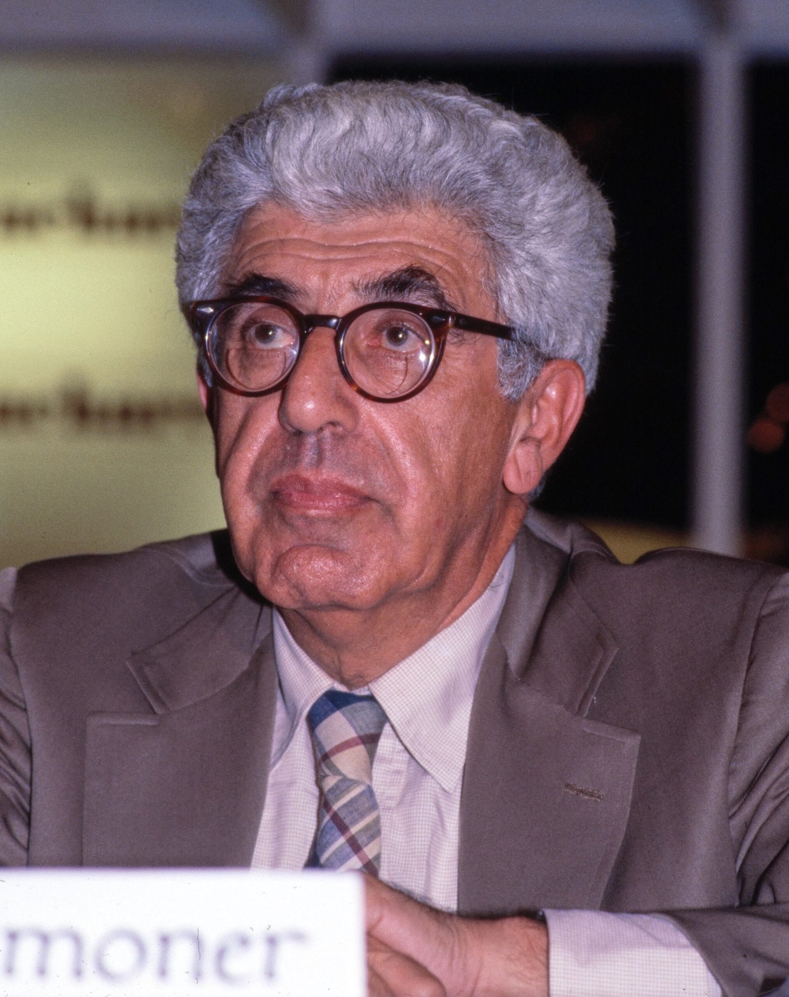 The Closing Circle by Barry Commoner (image credits: wikimedia)