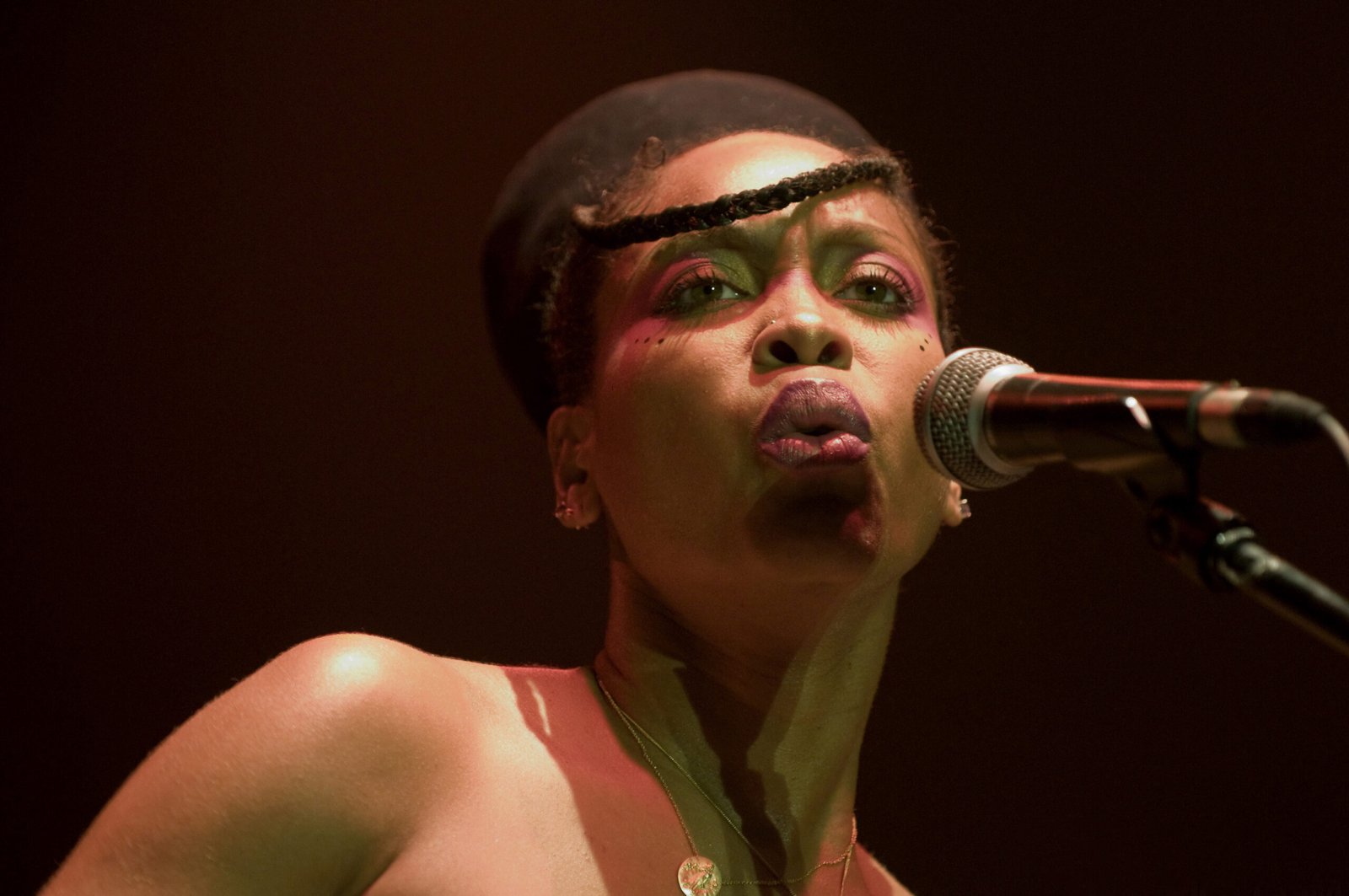 Neo-Soul: Raw Emotion Meets Modern Sophistication (image credits: wikimedia)