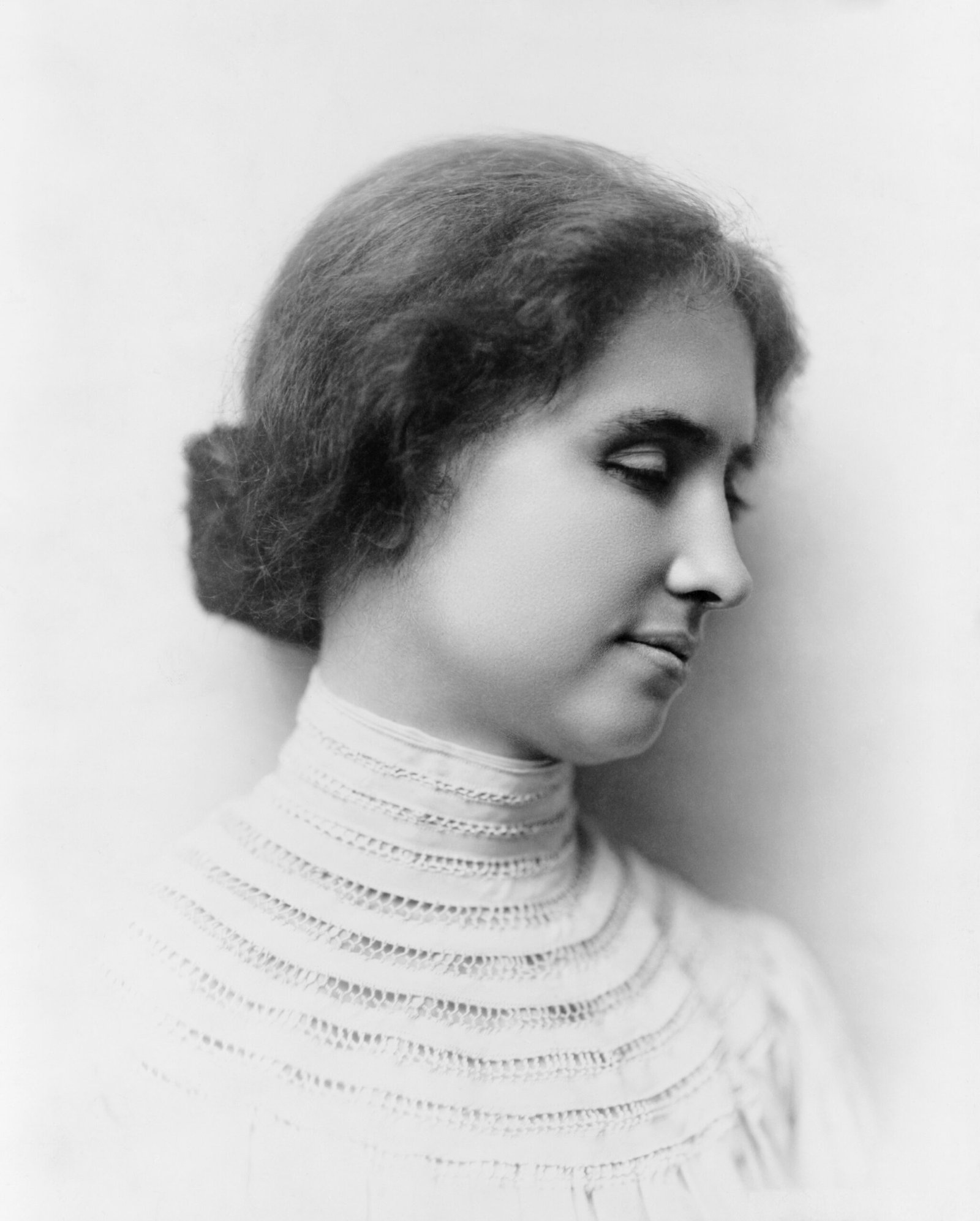 Helen Keller: The Unexpected Voice Against War (image credits: This image  is available from the United States Library of Congress's Prints and Photographs division under the digital ID cph.3c12513.This tag does not indicate the copyright status of the attached work. A normal copyright tag is still required. See Commons:Licensing., Public domain, https://commons.wikimedia.org/w/index.php?curid=8106301)