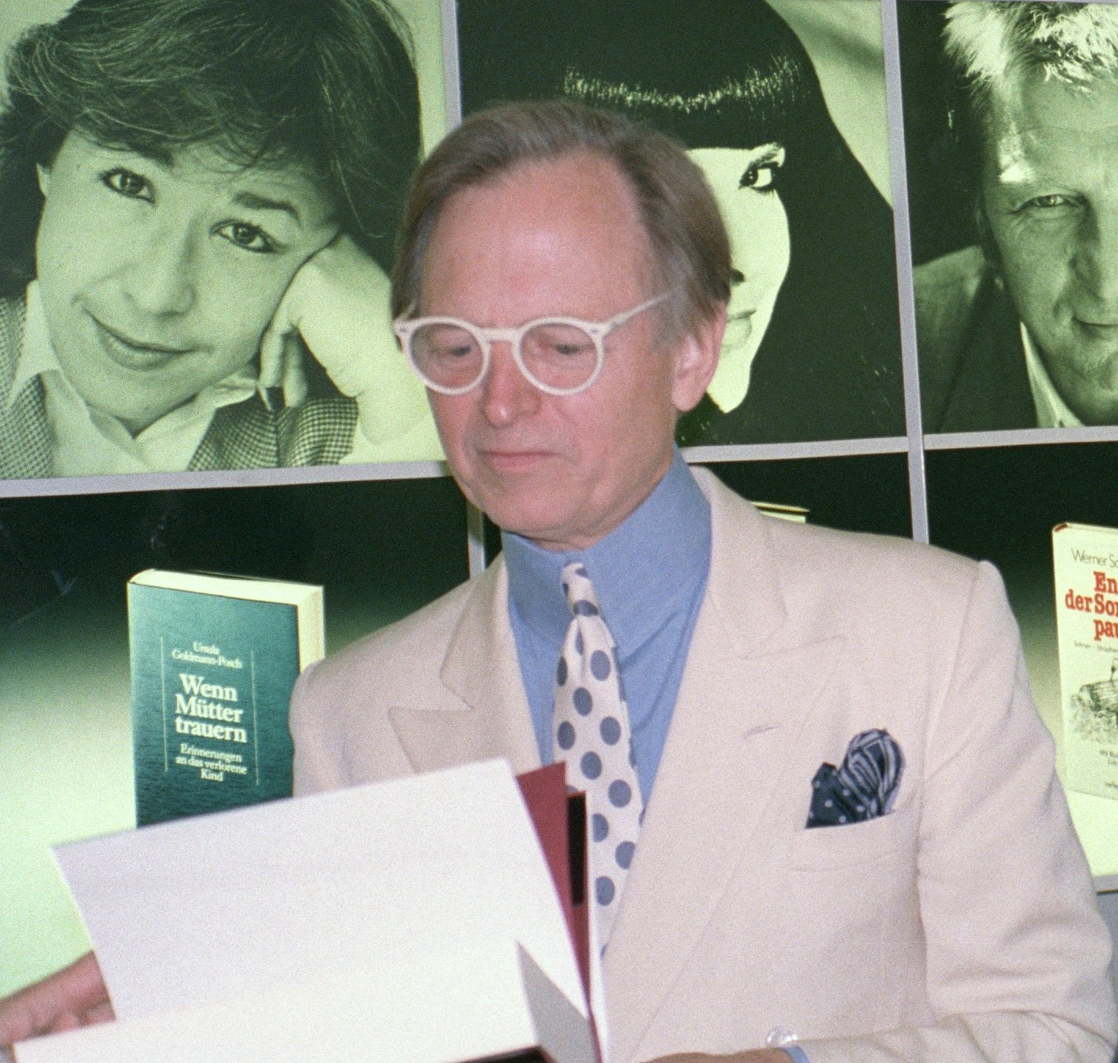 Tom Wolfe: The White-Suited Pioneer of New Journalism (image credits: By MoSchle, CC BY 3.0, https://commons.wikimedia.org/w/index.php?curid=28391465)