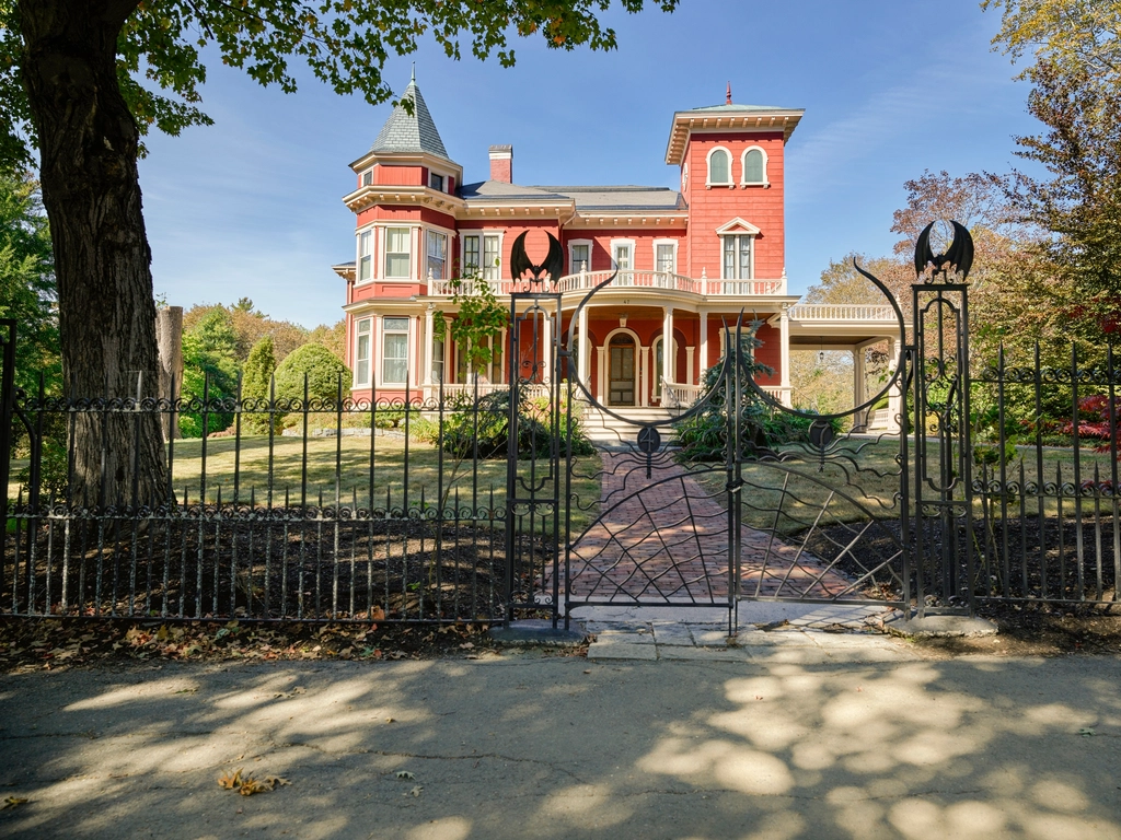 Bangor, Maine: Stephen King's Dark Corner (image credits: rawpixel)