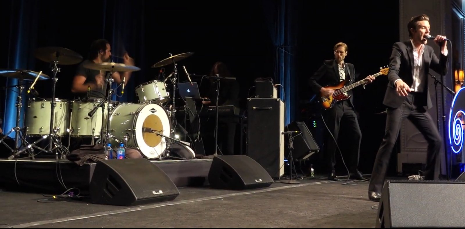 The Killers – Dustland Fairytale (image credits: By Brettandelle, CC BY-SA 4.0, https://commons.wikimedia.org/w/index.php?curid=98927513)