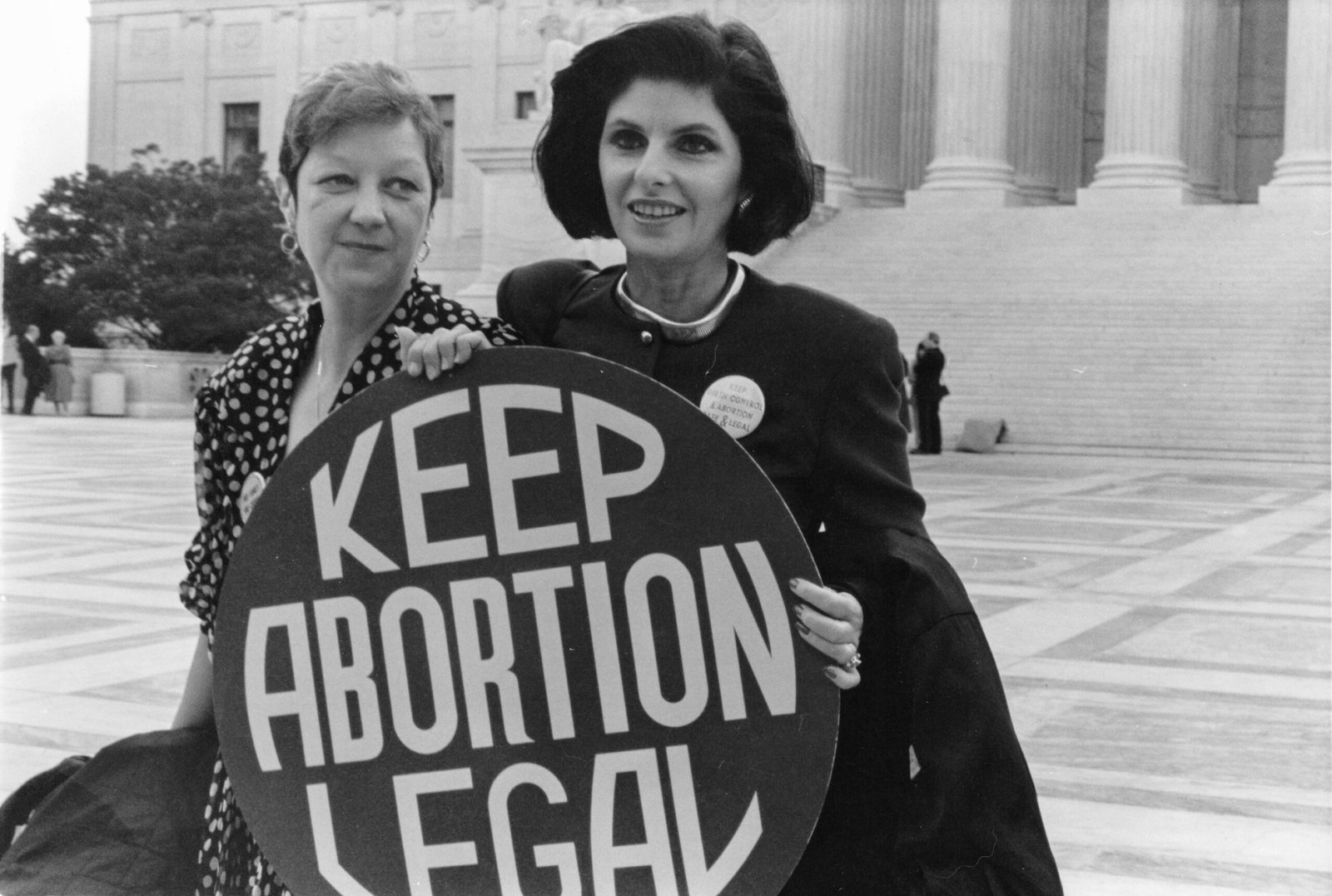 Roe v. Wade: The Battle Over Abortion Rights (image credits: Norma McCorvey (Jane Roe) and her lawyer Gloria Allred on the steps of the Supreme Court, 1989, CC BY-SA 2.0, https://commons.wikimedia.org/w/index.php?curid=81519216)