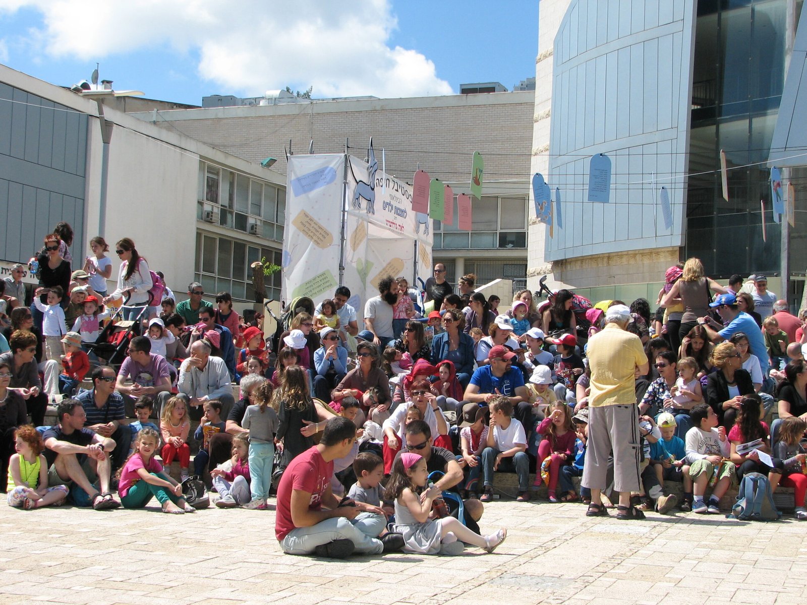 Children’s Festivals and Future Voters (image credits: By Hanay, CC BY-SA 3.0, https://commons.wikimedia.org/w/index.php?curid=14971920)