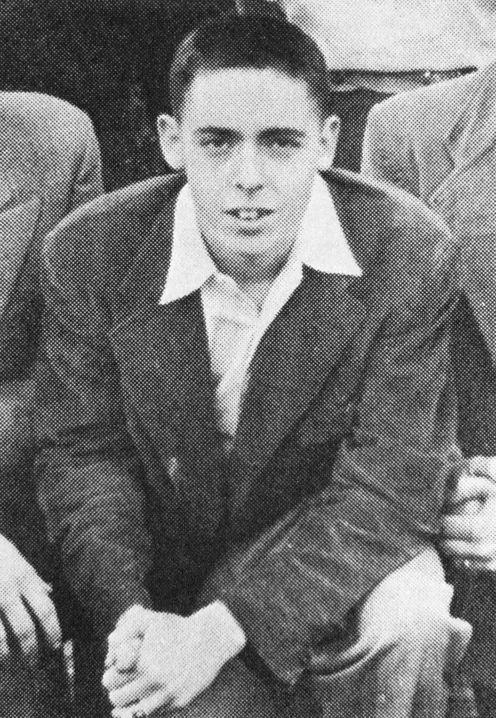 Thomas Pynchon: The Architect of Postmodern Chaos (image credits: * Original source: The Oysterette yearbook, 1953, published by Oyster Bay High School in Oyster Bay, New York.
Immediate source: Reproduced on page 171 of Clifford Mead's 1989 book Thomas Pynchon: a Bibliography of Primary and Secondary Materials, published by the Dalkey Archive Press, ISBN 0-916583-37-6. Scanned copy of the book accessed via the Internet Archive. Minor retouching by uploader—see upload history for unretouched original., Public domain, https://commons.wikimedia.org/w/index.php?curid=91470651)