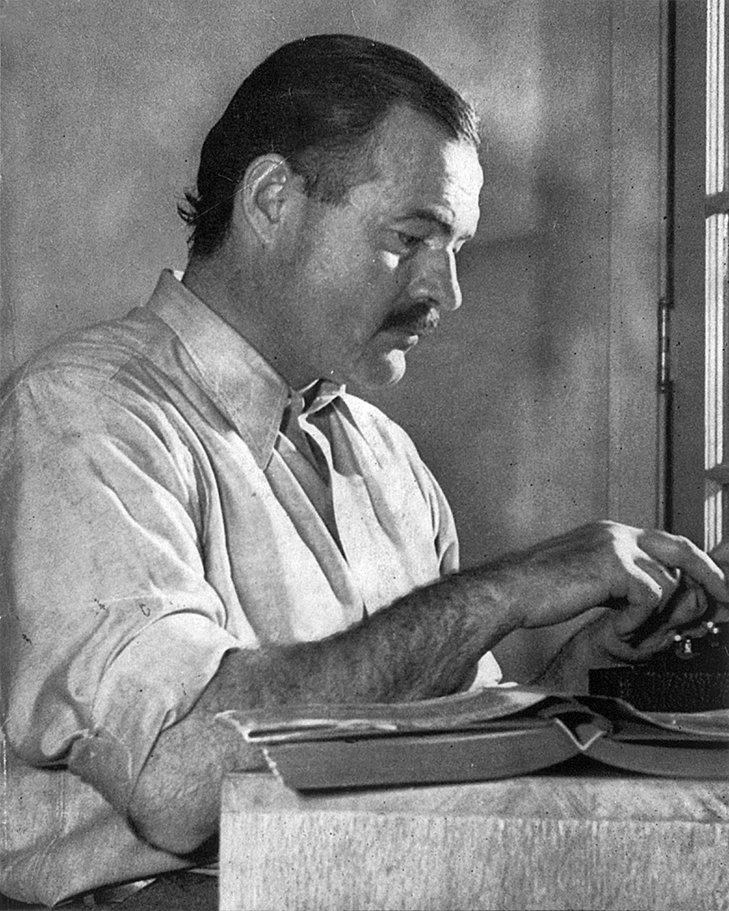 Ernest Hemingway’s Volatile Temper and Troubled Relationships (image credits: By Lloyd Arnold, Public domain, https://commons.wikimedia.org/w/index.php?curid=1456168)