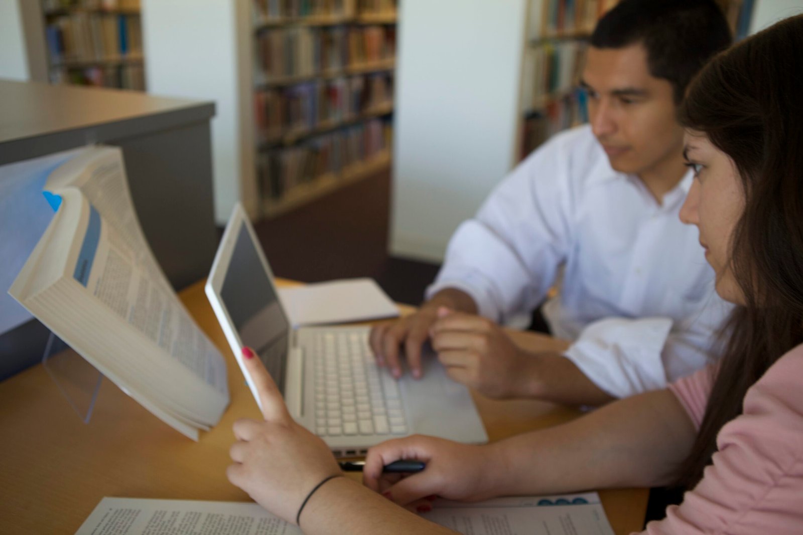 Educational Curriculum Updates (image credits: Latino Read  2299, Public domain, https://commons.wikimedia.org/w/index.php?curid=68918961)