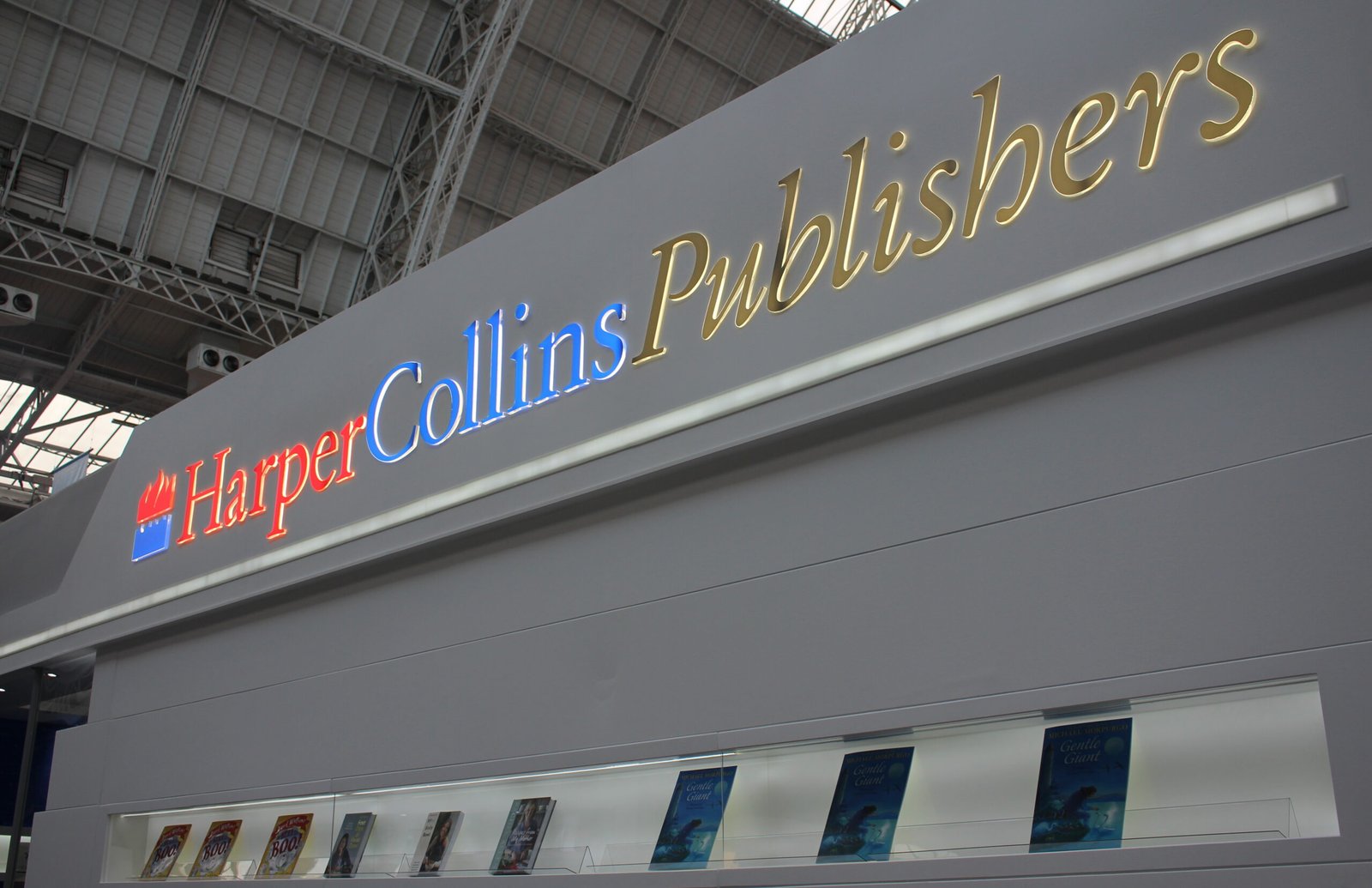 Major Publishers Invest Heavily in Queer YA (image credits: By ActuaLitté, CC BY-SA 2.0, https://commons.wikimedia.org/w/index.php?curid=137459758)