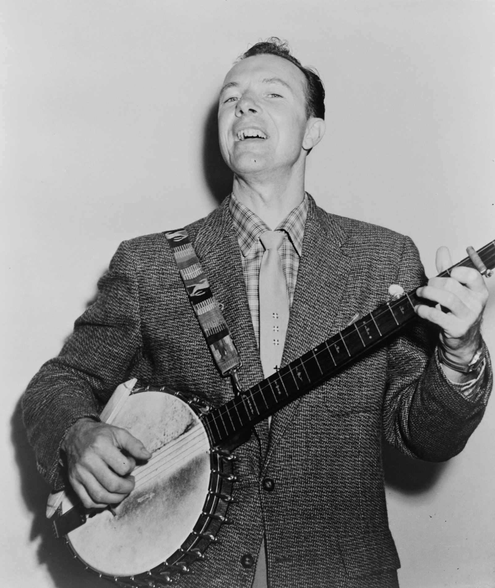 Folk Singers' Underground Communication Network (image credits: This image  is available from the United States Library of Congress's Prints and Photographs division under the digital ID cph.3c16961.This tag does not indicate the copyright status of the attached work. A normal copyright tag is still required. See Commons:Licensing., Public domain, https://commons.wikimedia.org/w/index.php?curid=1273954)