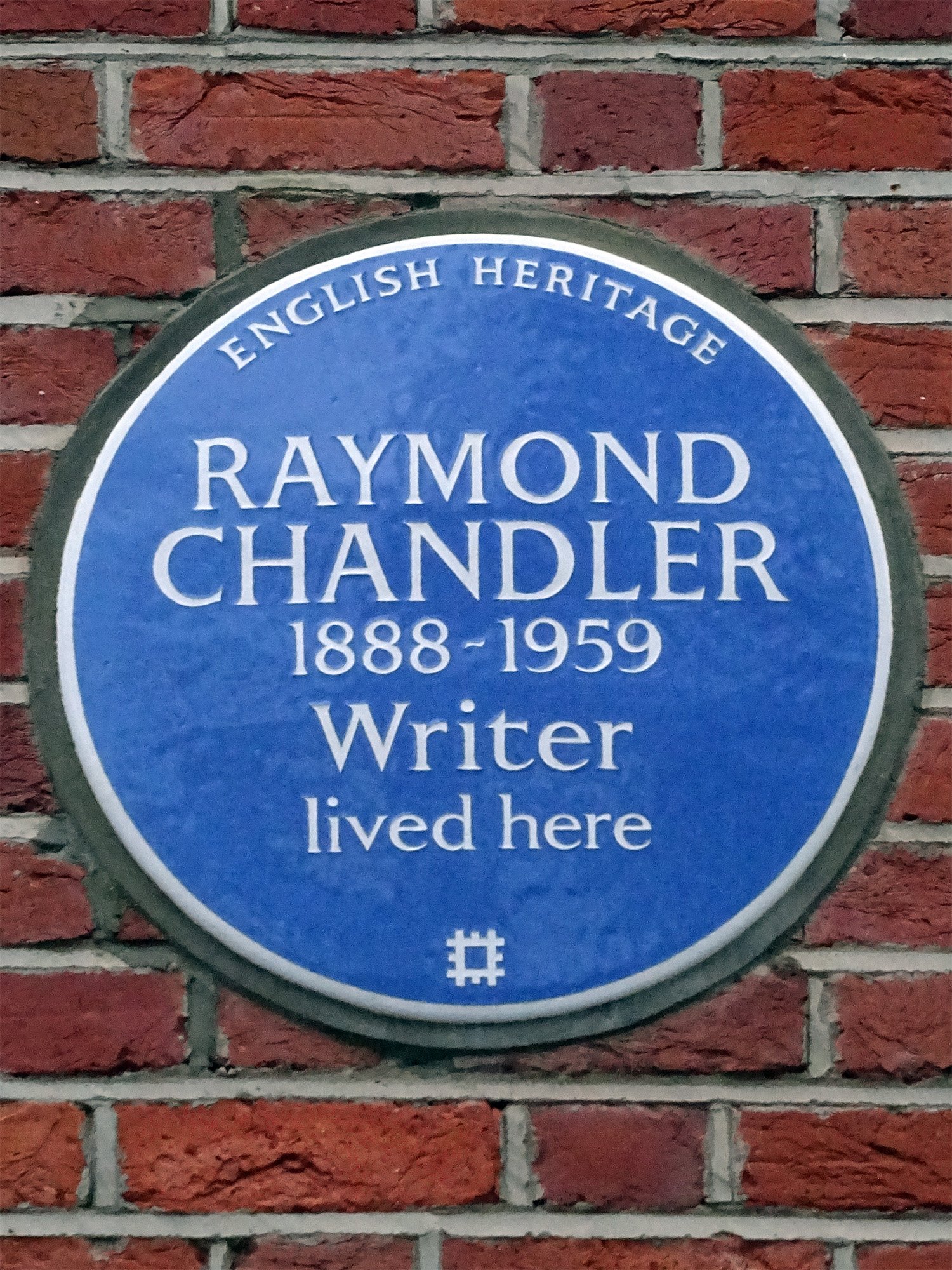Raymond Chandler – Hardboiled Detective Fiction (image credits: By Spudgun67, CC BY-SA 4.0, https://commons.wikimedia.org/w/index.php?curid=36320946)
