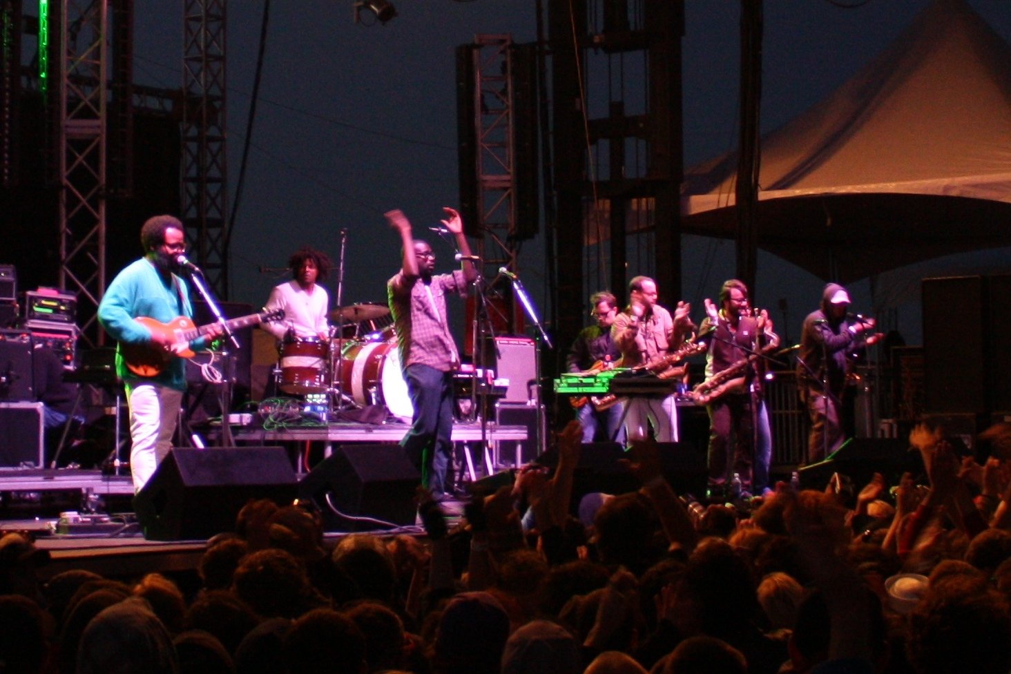 TV on the Radio – Return to Cookie Mountain (2006) (image credits: By TV_on_the_Radio_2008_Treasure_Island_Music_Festival.jpg: Tyler Love (talk).
Original uploader was Tyleralove at en.wikipedia
derivative work: Quibik (talk), Public domain, https://commons.wikimedia.org/w/index.php?curid=8825047)