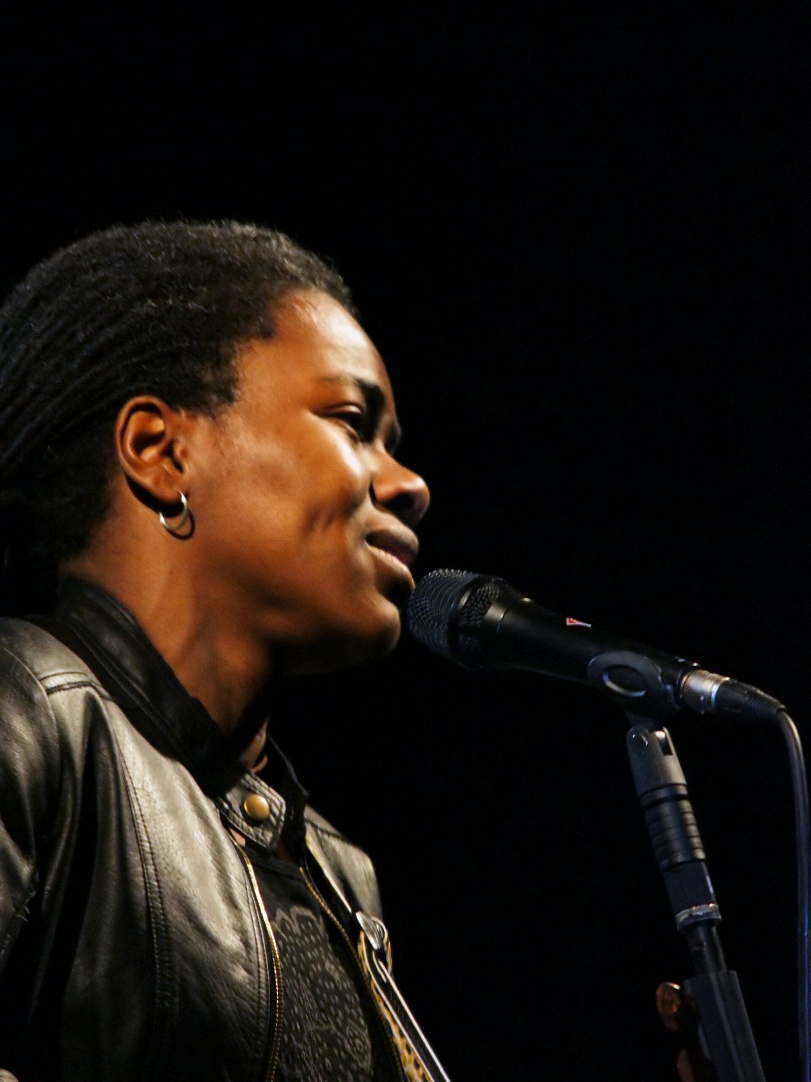 12. Tracy Chapman – “Talkin’ Bout a Revolution” (image credits: By Hans Hillewaert, CC BY-SA 4.0, https://commons.wikimedia.org/w/index.php?curid=7279299)
