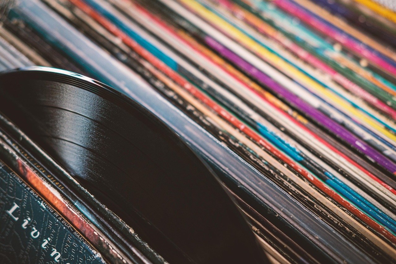 Resurgence in Vinyl and Collectibles (image credits: pixabay)