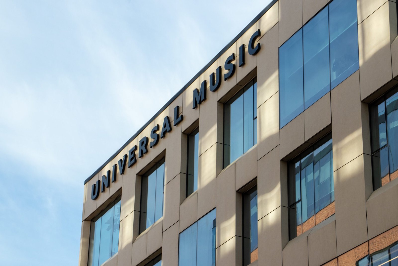 Major Labels Expanding Into New Territories (image credits: By Dillan Payne, CC BY-SA 2.0, https://commons.wikimedia.org/w/index.php?curid=161774950)