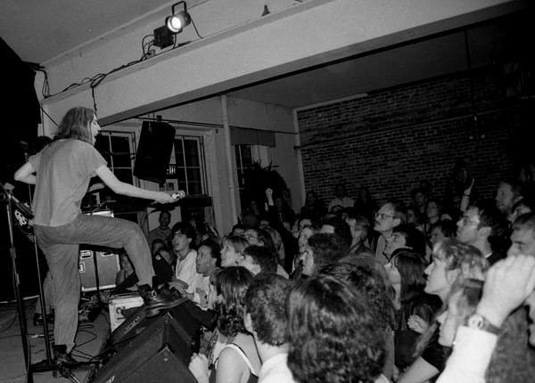 Punk’s First Recordings: Capturing the Chaos (image credits: Patti Smith Band, 1997, CC BY 2.0, https://commons.wikimedia.org/w/index.php?curid=69785013)