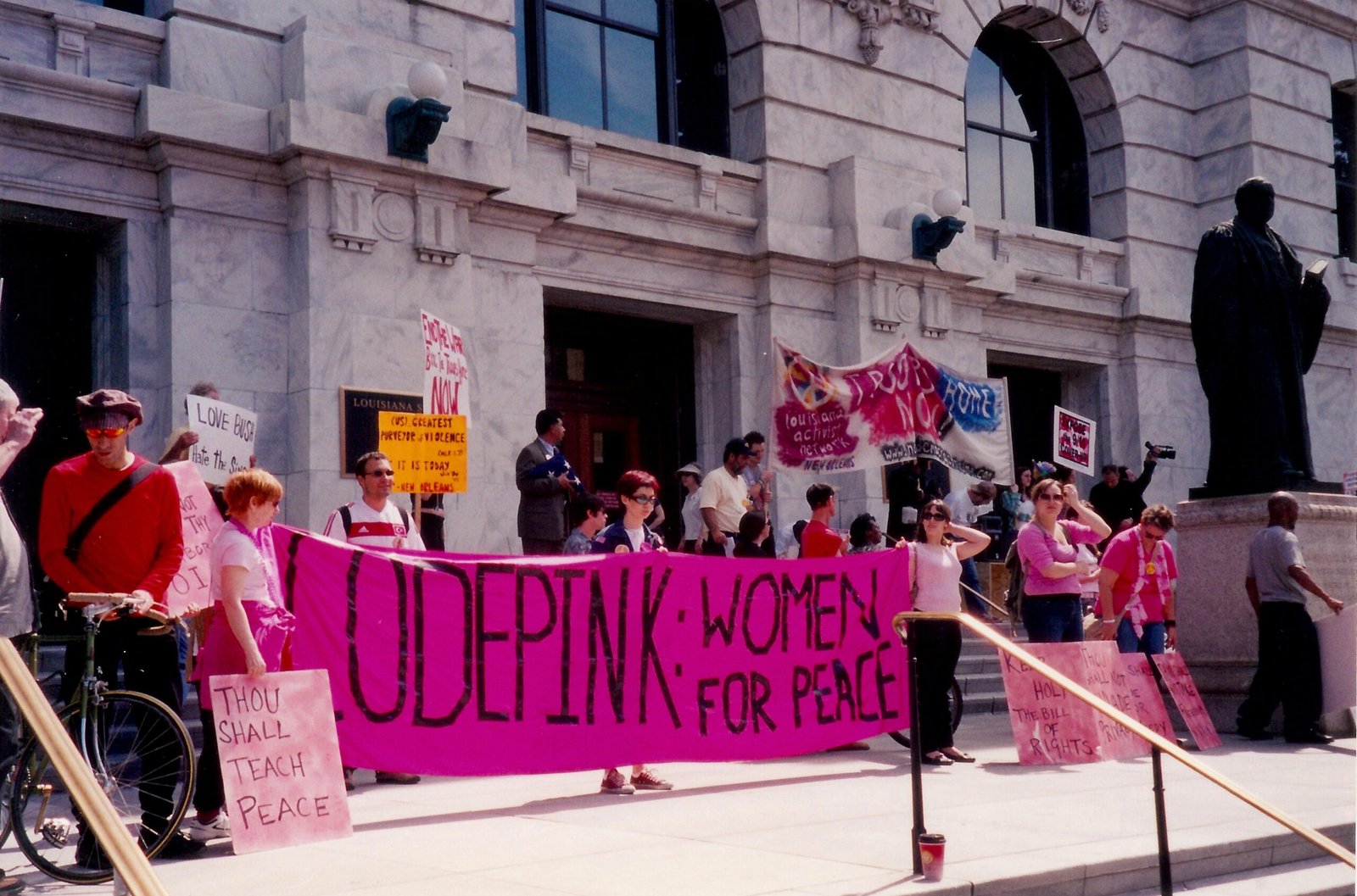 Women’s Marches for Peace (image credits: By Infrogmation of New Orleans, CC BY-SA 4.0, https://commons.wikimedia.org/w/index.php?curid=90704677)