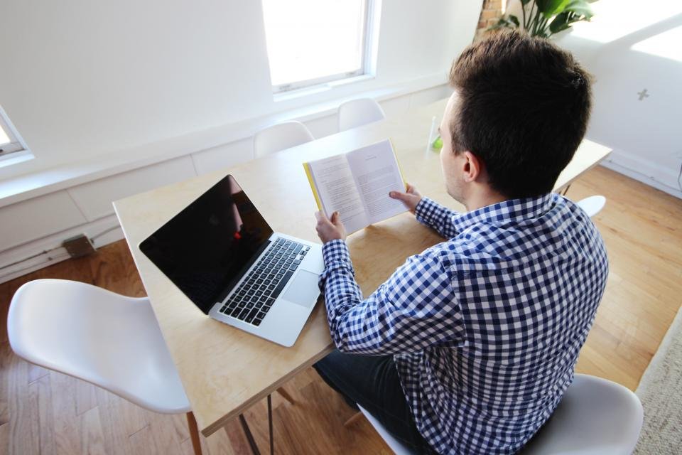 Men’s Book Clubs on the Rise (image credits: stocksnap)