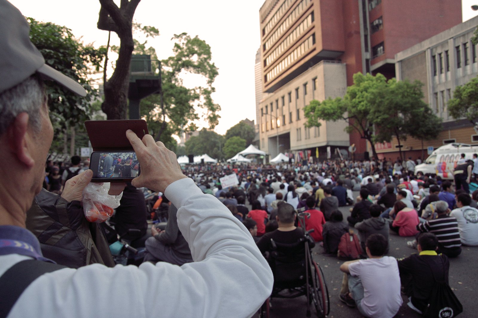 Smartphone Saturation Changes Public Reaction (image credits: wikimedia)