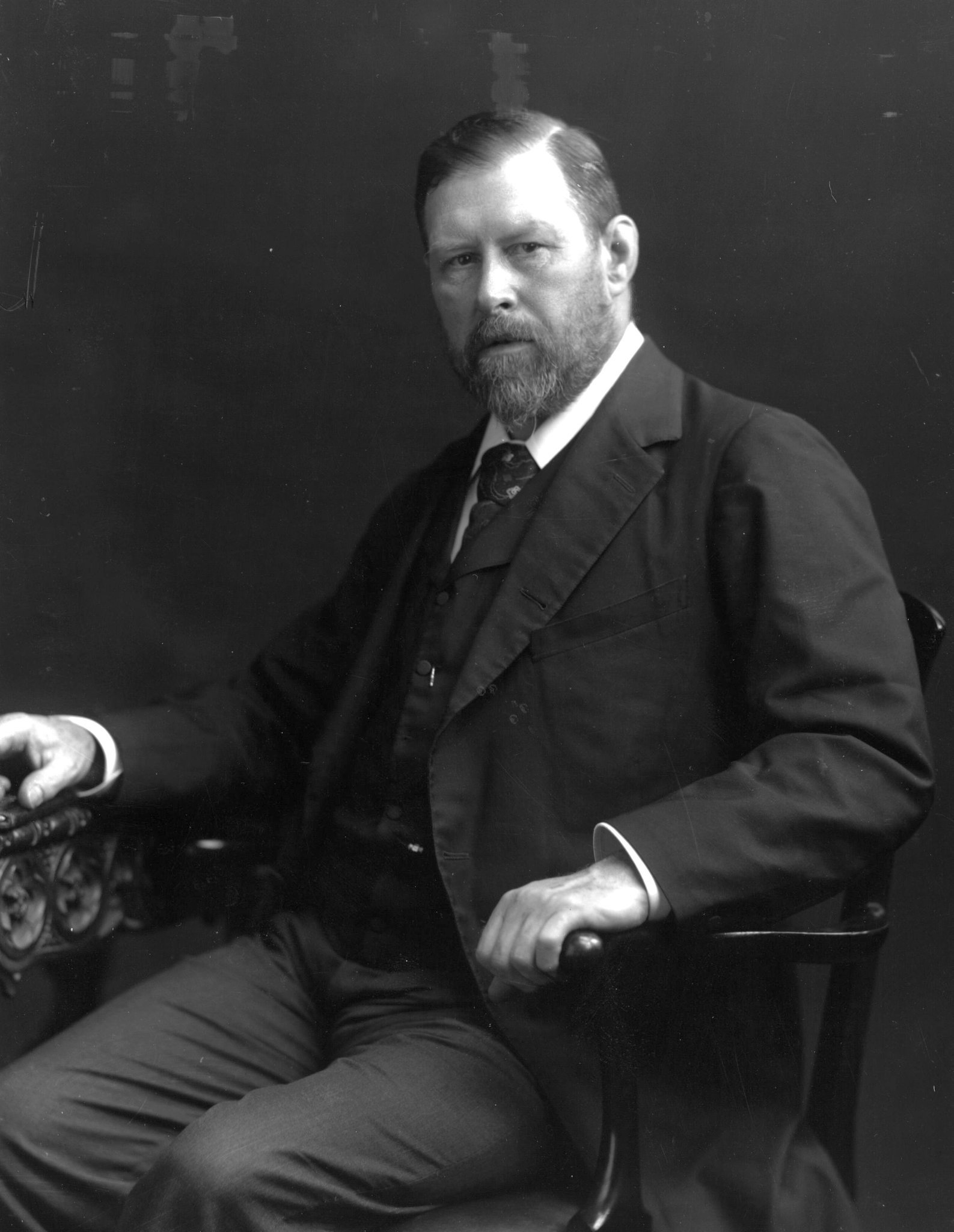 Dracula – Bram Stoker (image credits: By unidentified photographer, Public domain, https://commons.wikimedia.org/w/index.php?curid=15049924)