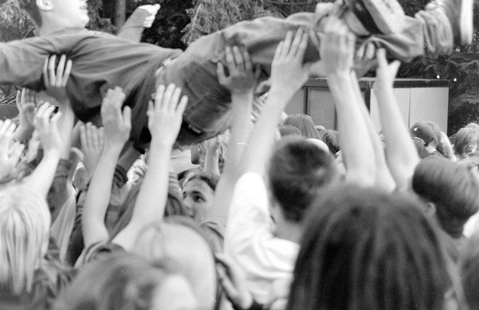 The First Crowd Reaction (image credits: wikimedia)