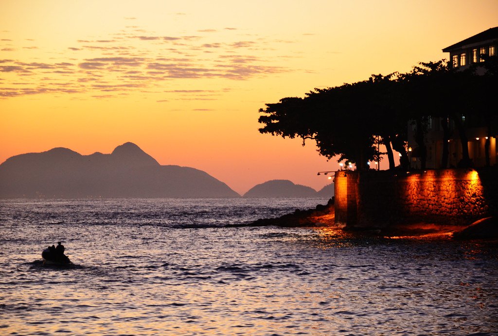 Brazil – Jumping Seven Waves & White Clothes (image credits: flickr)