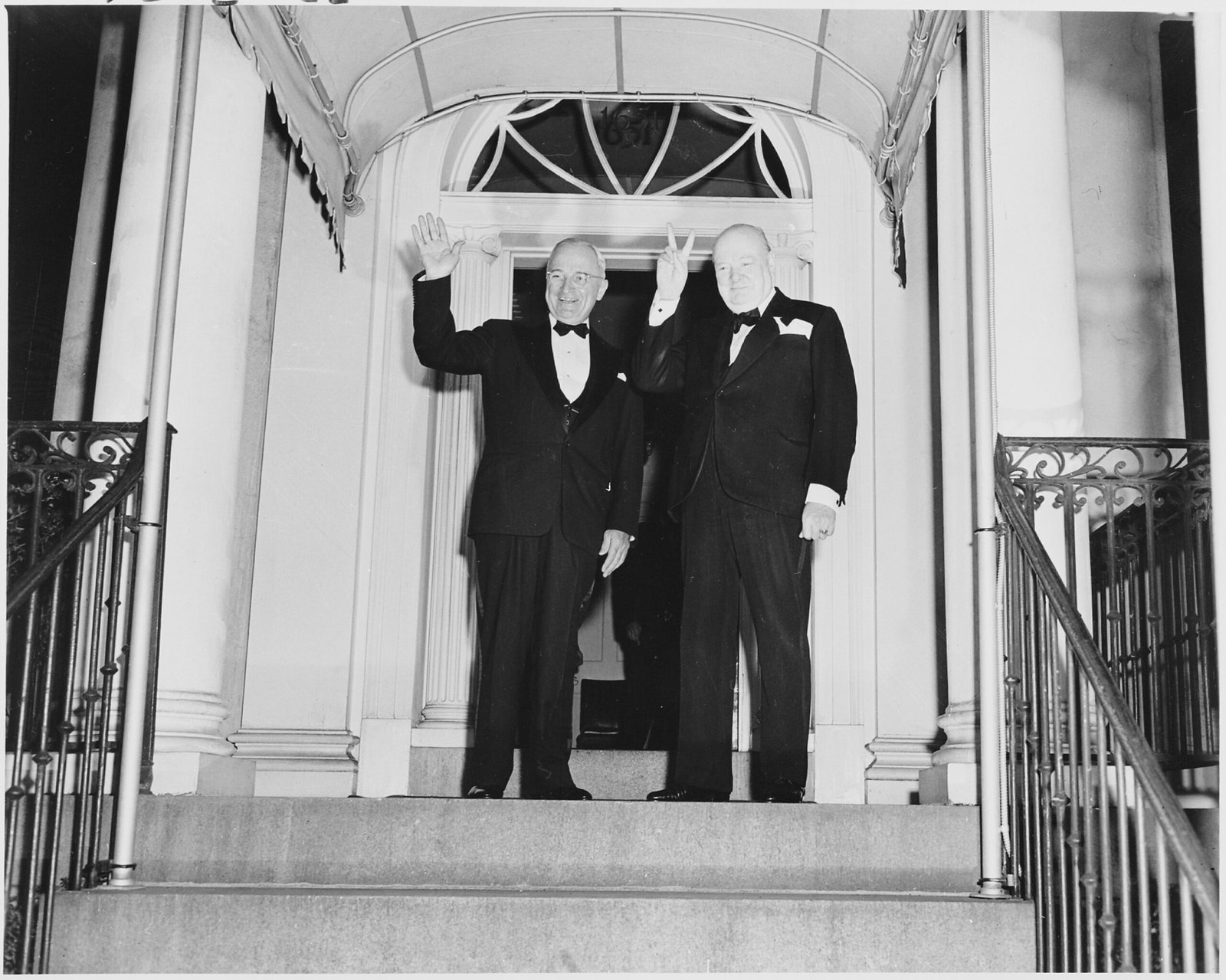 Winston Churchill and the Victory Sign (image credits: wikimedia)