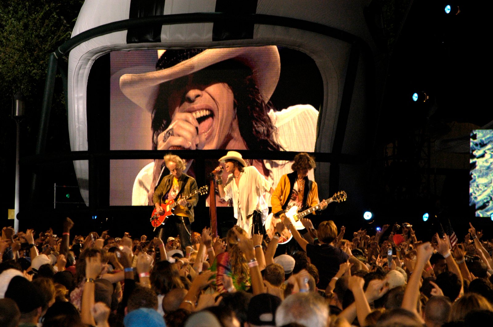 Aerosmith’s Uncertain Future (image credits: wikimedia)