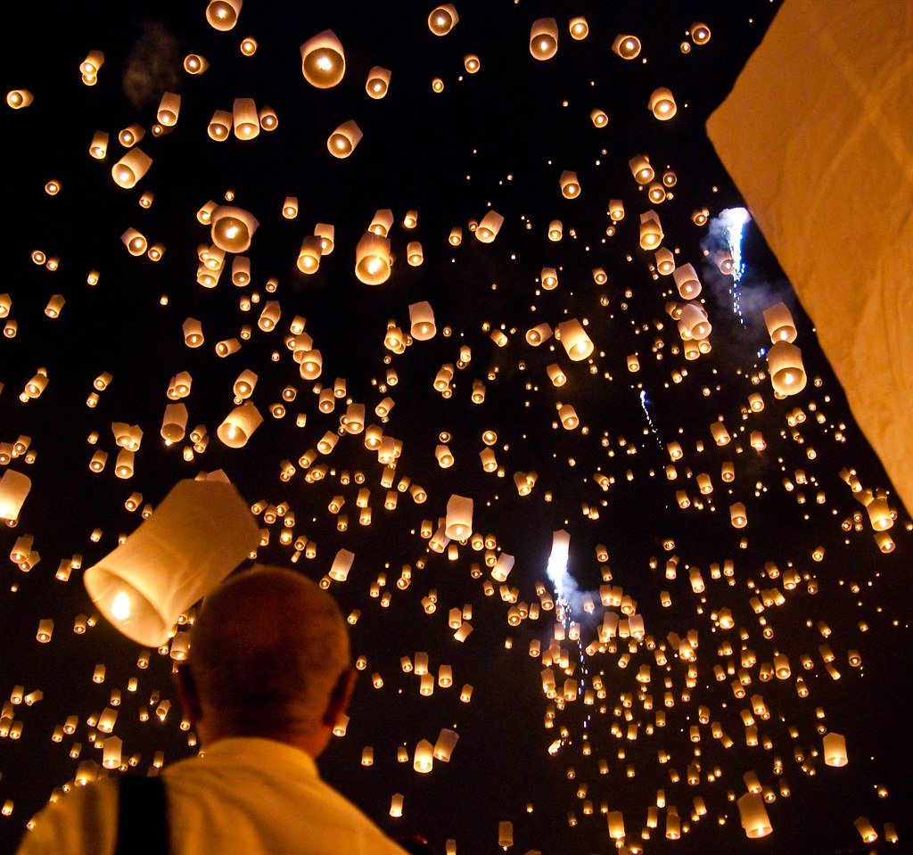 Yi Peng Lantern Festival – Thailand's Beautiful Hazard (image credits: flickr)