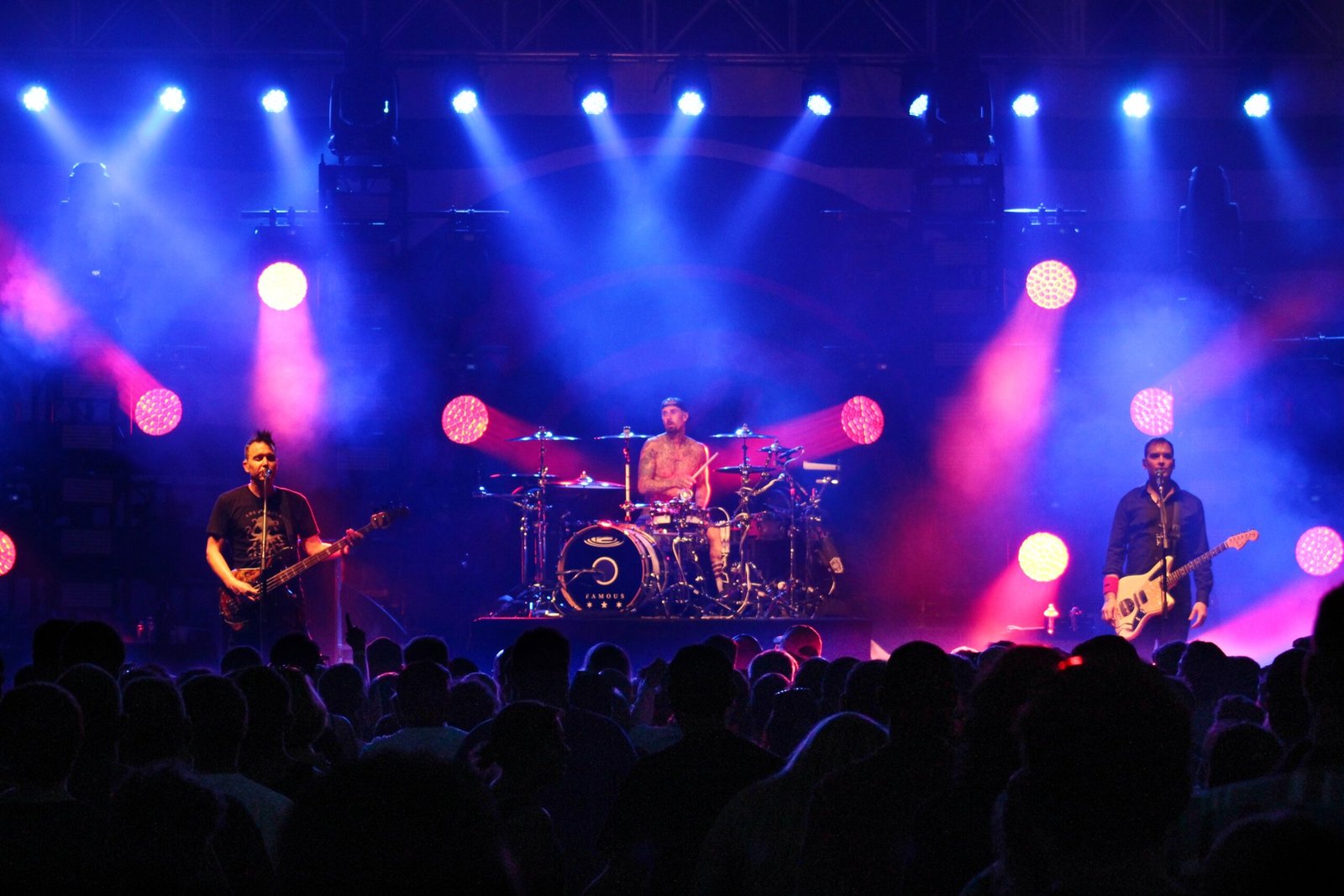 Take Off Your Pants and Jacket – Blink-182 (image credits: Blink 182, CC BY-SA 2.0, https://commons.wikimedia.org/w/index.php?curid=50368373)