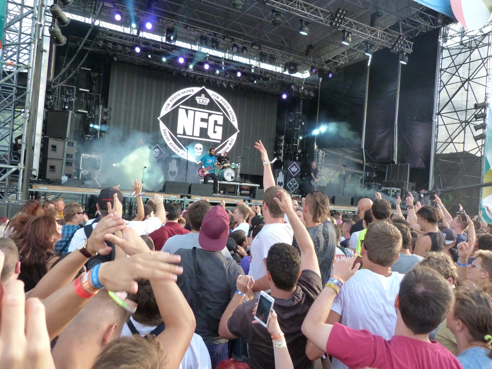 Sticks and Stones – New Found Glory (image credits: By Elekes Andor, CC BY-SA 4.0, https://commons.wikimedia.org/w/index.php?curid=43700562)