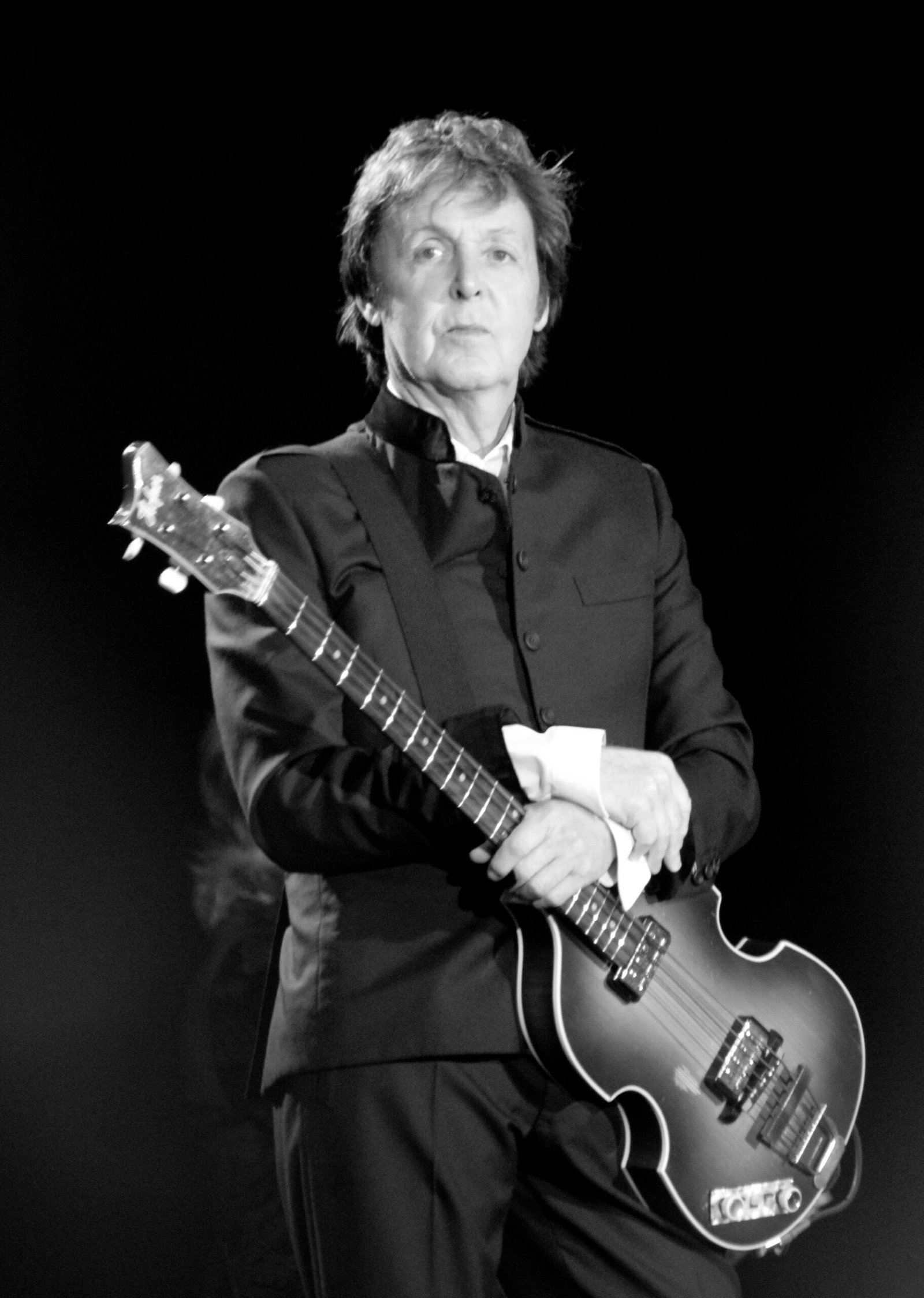 Paul McCartney - A Living Legend's Timeless Magic (image credits: wikimedia)