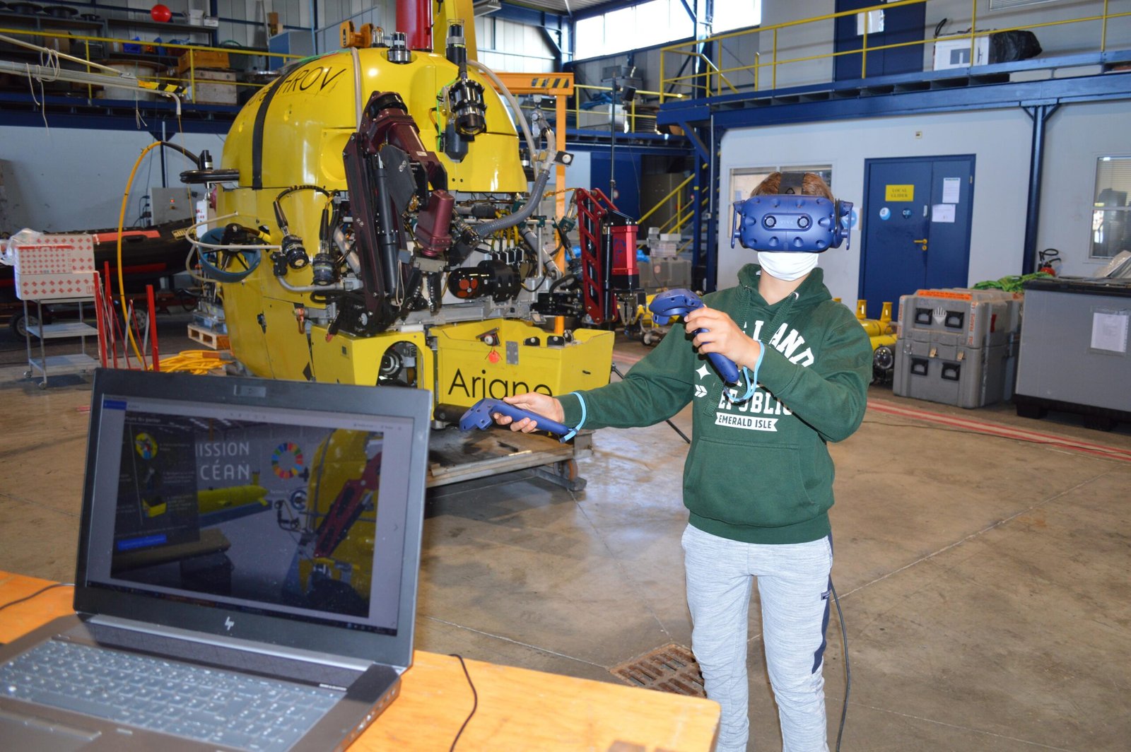 Mixed Reality Creates Hybrid Experiences (image credits: wikimedia)